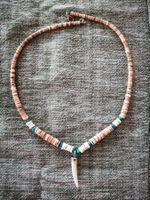 Collier avec perles et pendentif d’une dent