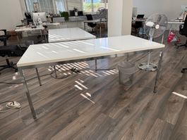 Schreibtisch / Pult mit Metallgestell