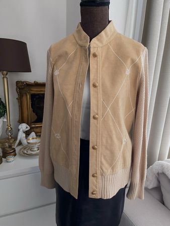 Strickjacke mit Wildleder-Front und Pferdekopf-Stickerei