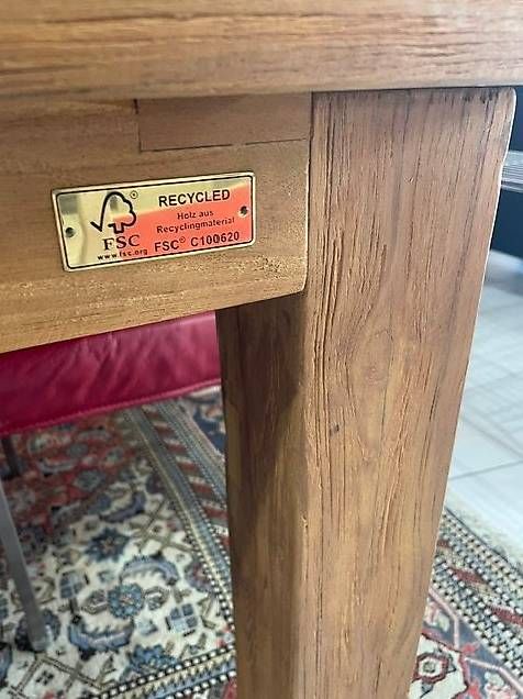 Tische: Massiver Holztisch mit Charakter – Gebraucht aus Neuhausen am Rheinfall von galleria13 2