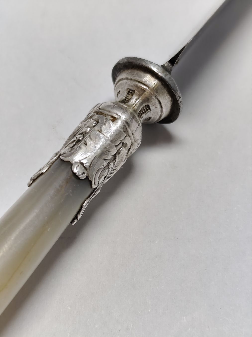 Besteck: Antikes Messer mit Perlmuttgriff & verziertem Silber-Mittelt – Gebraucht aus Châtelaine von Tropic.Watch2 5