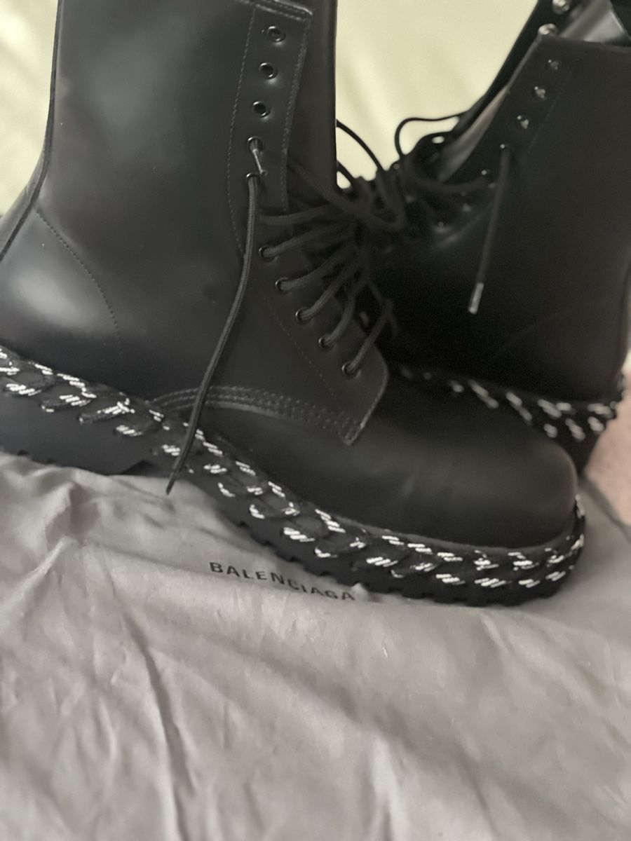 Balenciaga Damenschuhe: Anfibi Balenciaga MAI INDOSSATI n.41 – Gebraucht aus Paradiso von bar_bj6x 2