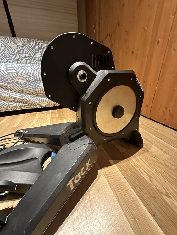Home trainer Tacx flux Smart avec adaptateur axe (Gebraucht) in Salins ...