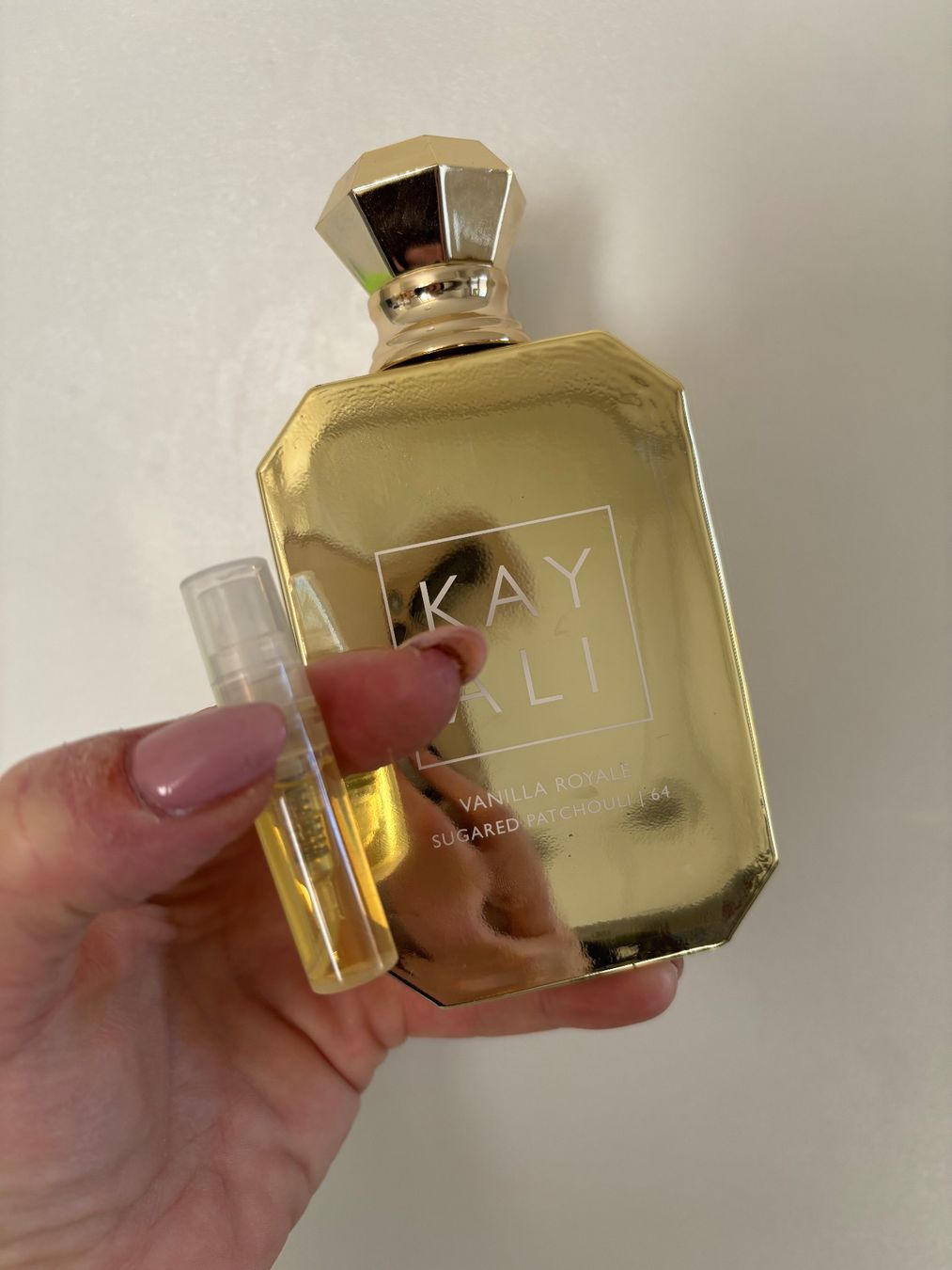 Kayali Profumi & Eau de Toilette: Kayali Sugared Patchouli 64 Vanilla Royale Duftprobe - 2 ml – Usato da Zürich venduto da deruja