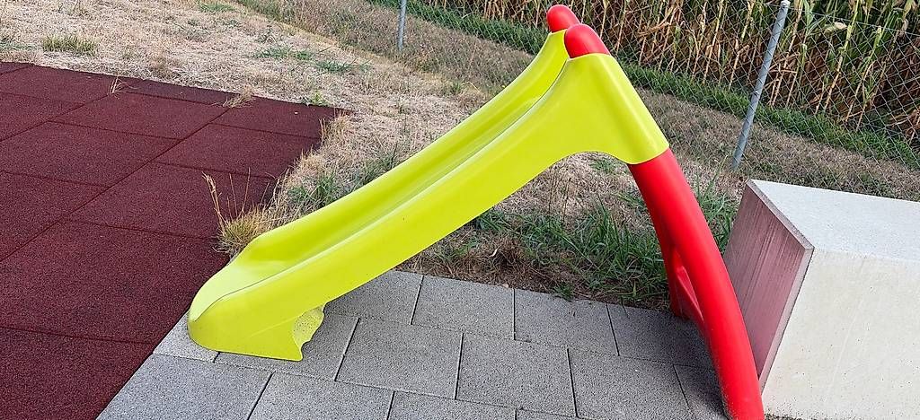 Toboggan: Kinderrutsche Gratis abzuheben – D'occasion à Grossaffoltern par Stojkajs