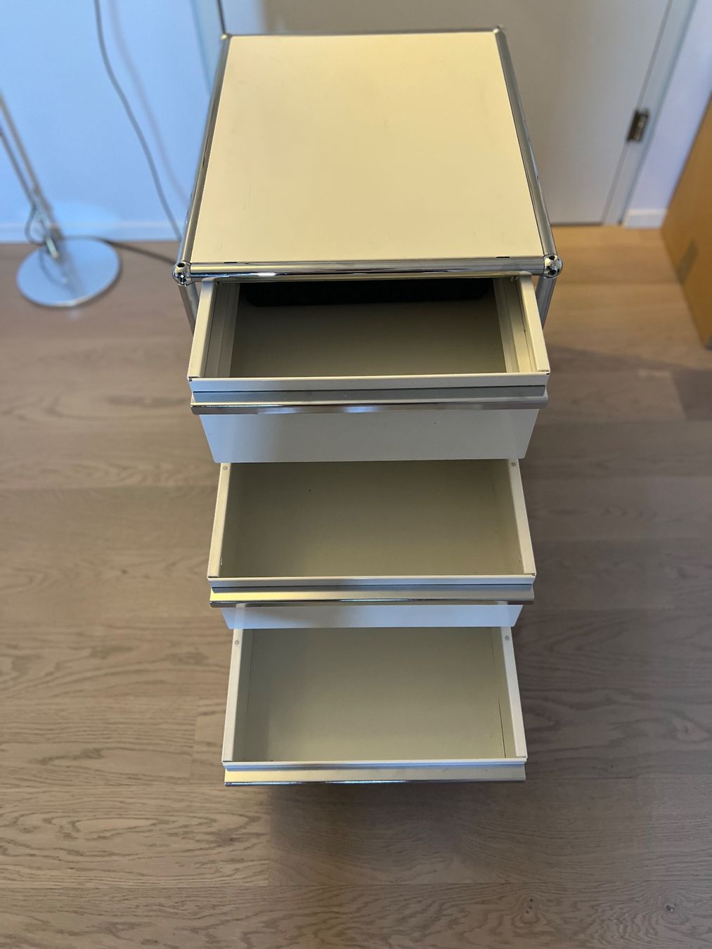 USM Eléments de bureau: Rollcontainer USM Haller mit 3 Schubladen in Weiss – D'occasion à Winterthur par mic_l98y 7