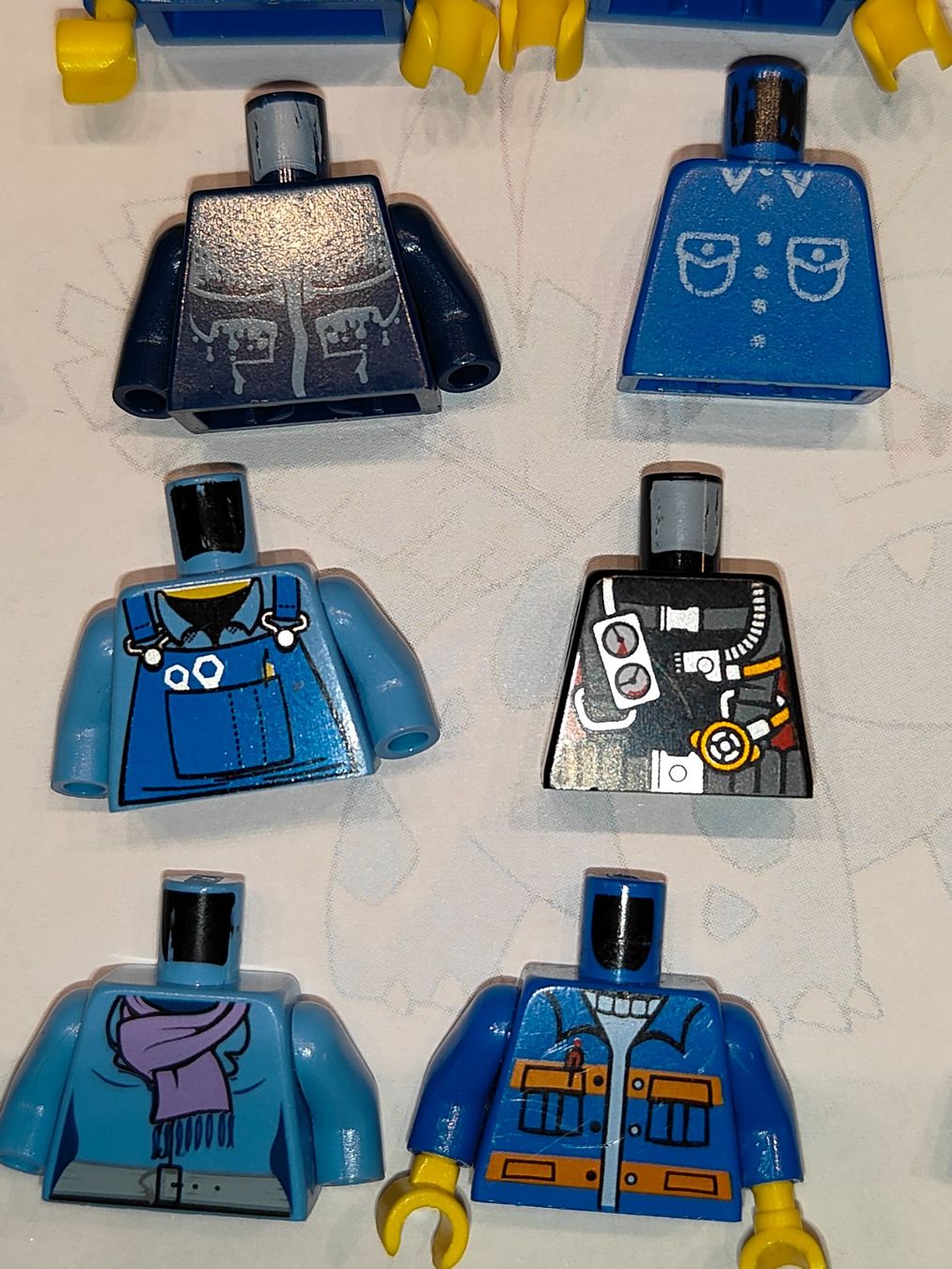 Lego Kit di costruzioni: Legofigurenteile  verschiedene Oberkörper, teils mit arm/E21 – Usato da St. Gallen venduto da Bisaknosp 5