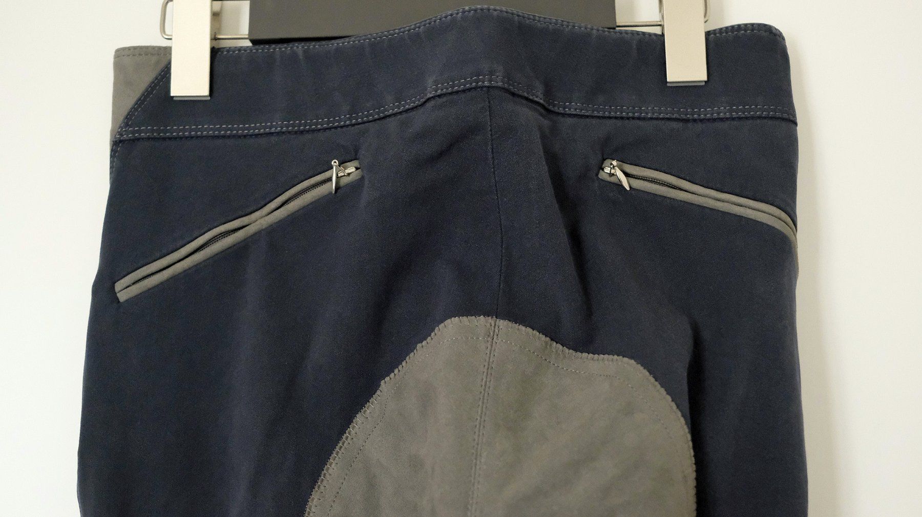 Pantaloni: Damen Jodhpur-Reithose navy/grau Gr. 76 Microfaser – Usato da Cham venduto da paradora 2
