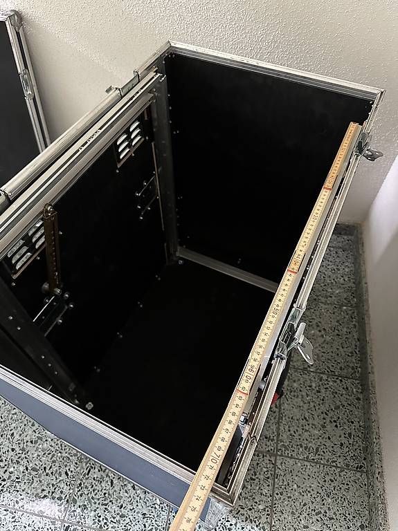 Altri accessori: Schönes Flightcase (Blau) Winkelrack – Usato da Zumikon venduto da Haus1 2