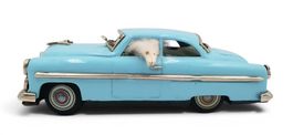 altes, seltenes Blechauto mit Hund