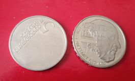 2  Stück GEDENKMUENZEN  SCHWEIZ 5 Fr  1983 +1985