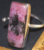 Ring L-4643 – Rhodonit – Grössenverstellbar