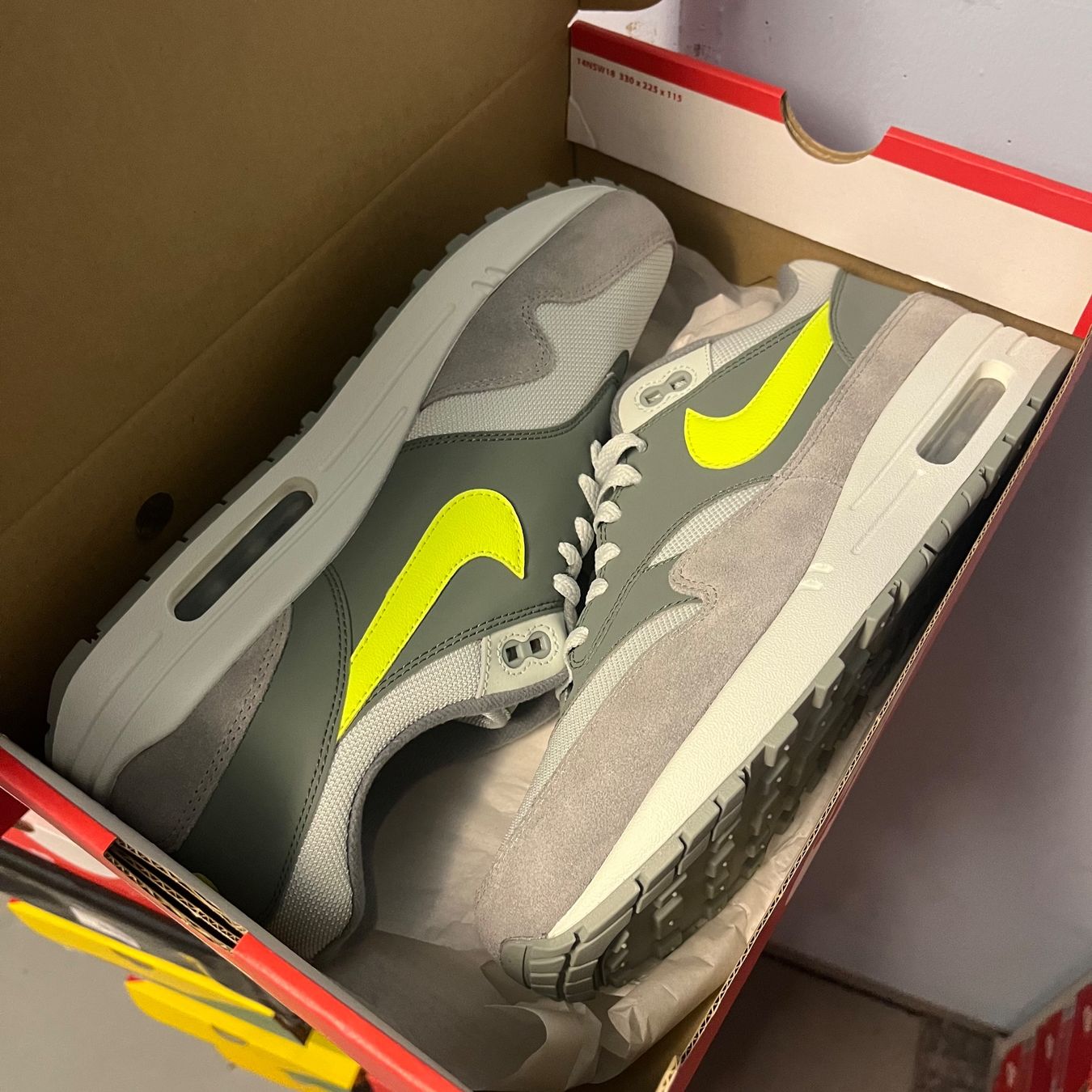 Nike Scarpe da uomo: Nike Air Max 1 Grey Volt – Nuovo (secondo la descrizione) da Winterthur venduto da LaBodega
