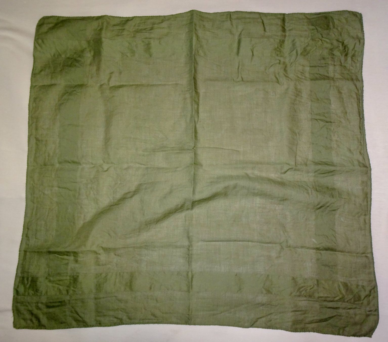 Foulards, Tücher & Schals: Foulard carré couleur vert olive – Gebraucht aus Châtelaine von fil_7lqg 1