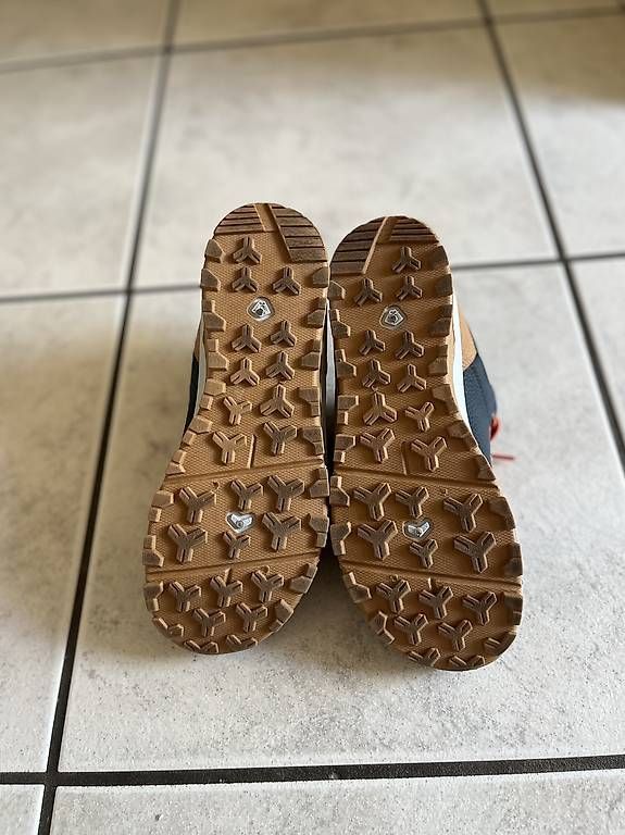 Scarpe da uomo: Chaussures de marche comme neuf t.36 – Usato da Sugiez venduto da Essenti3L 1
