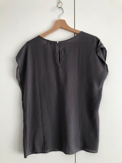 Camicette: Steingraue Bluse, Foschini, 44, ohne Arm, Polyester – Usato da Hünenberg See venduto da dustein 1