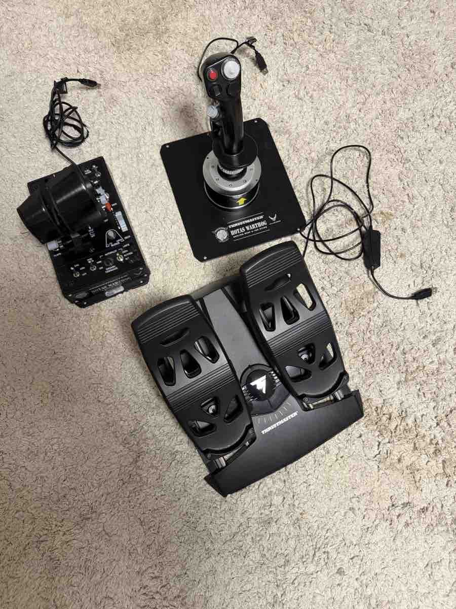 Thrustmaster Controller: Thrustmaster HOTAS Warthog Set mit Pedalen gebraucht – Usato da Rüdlingen venduto da Erik-H