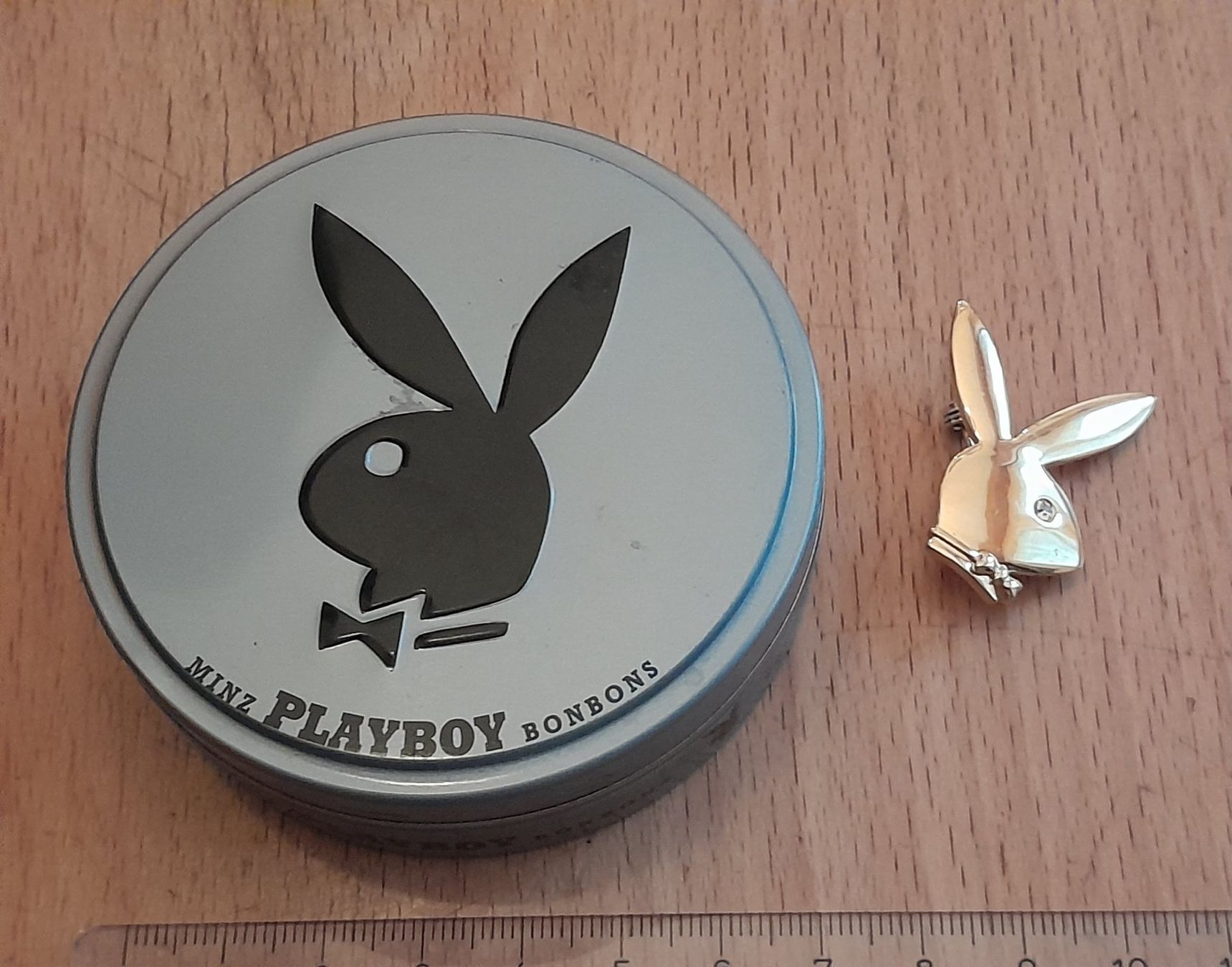 Contenitori & Simili: Kult Playboy leere Bonbon Dose Pin Box – Usato da Gurtnellen venduto da Rhino77