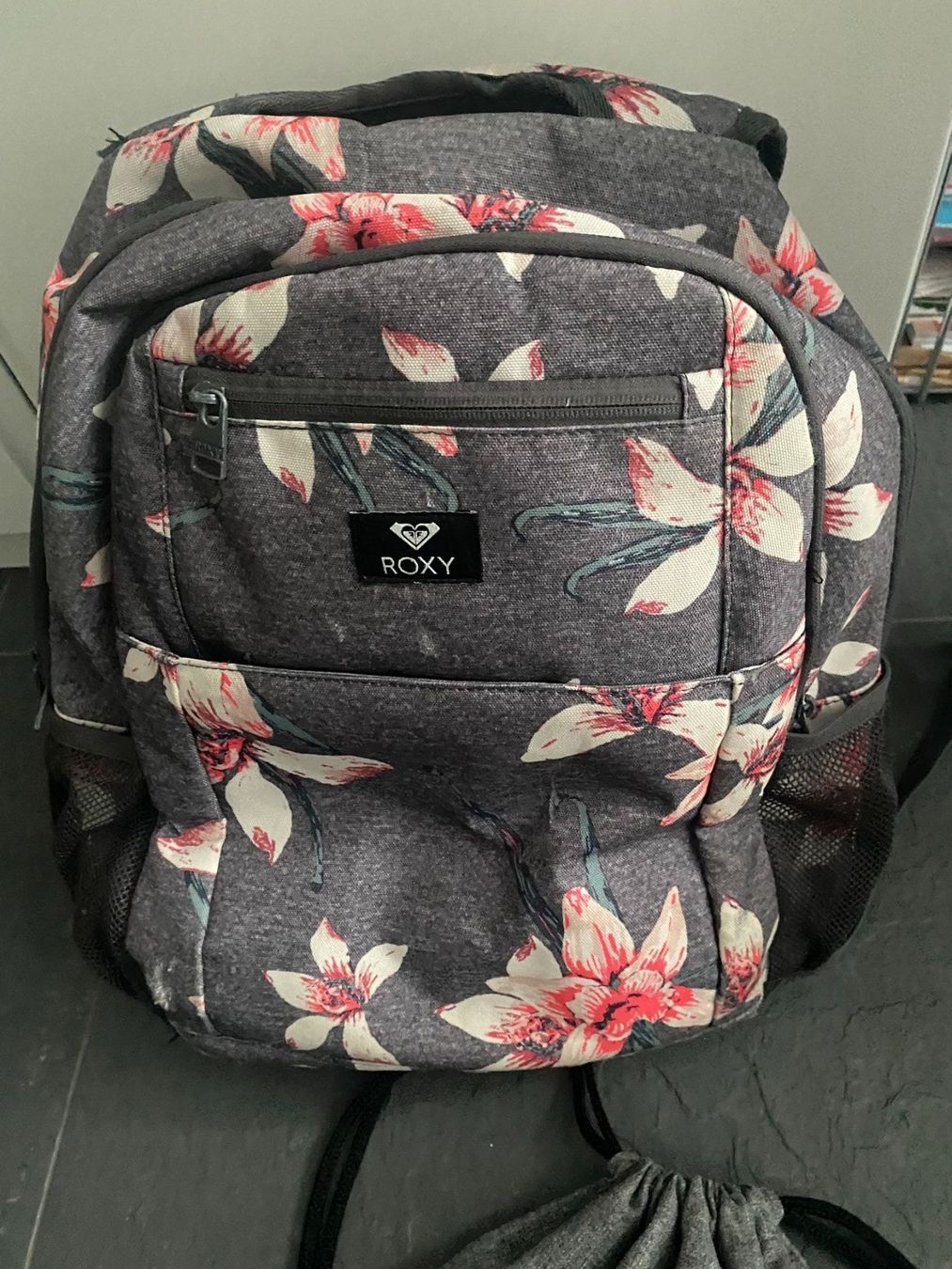 Rucksäcke: ROXY Schul-Rucksack grau mit Blumen – Gebraucht aus Bonstetten von VCLS 1
