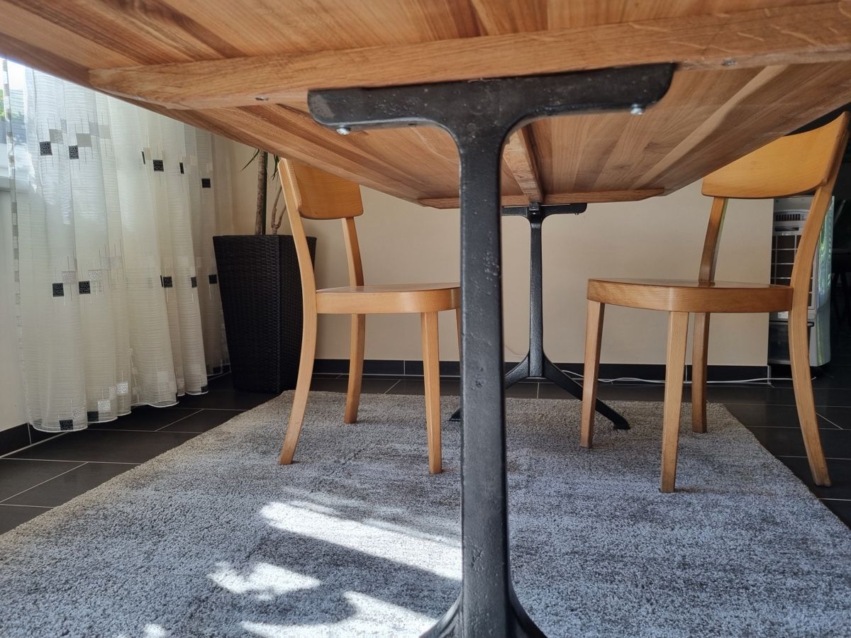 Horgen Glarus Tavoli: Beizentisch Horgenglarus Gusseisenfüsse – Usato da Zunzgen venduto da ZUNZ 3