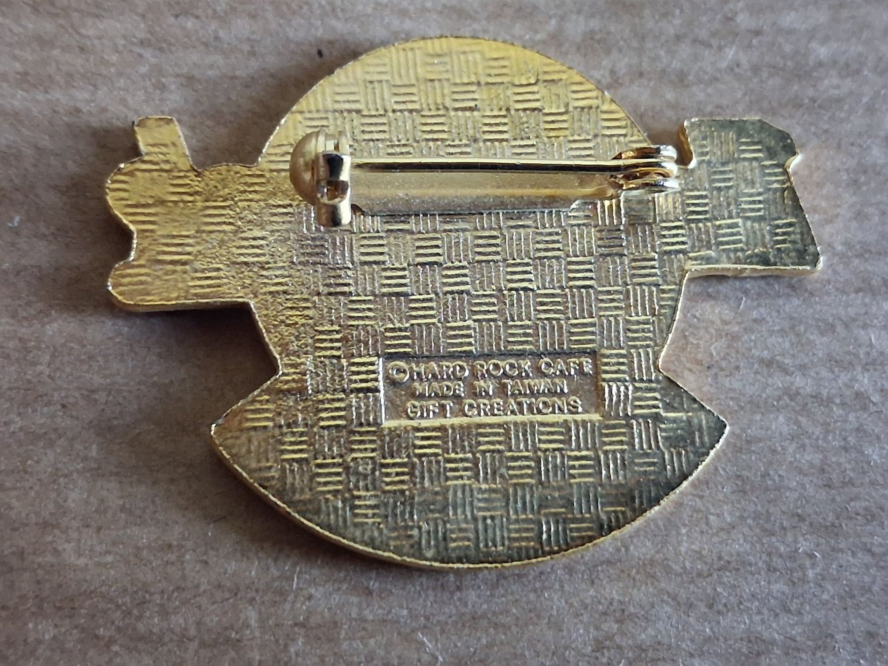 Hard Rock Cafe Placchette & Badge: 2  Anstecker/Broschen Hard Rock Cafe & Teddys or Nothing – Usato da Hagendorn venduto da siwasi3 4