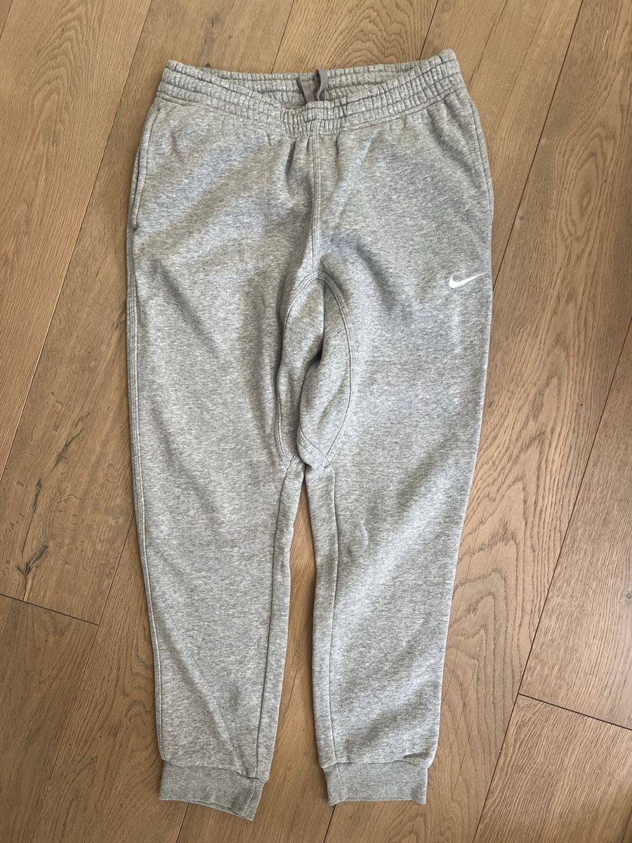 Nike Hosen: Nike Trainerhose grau  – Gebraucht aus Olten von isabelschmid