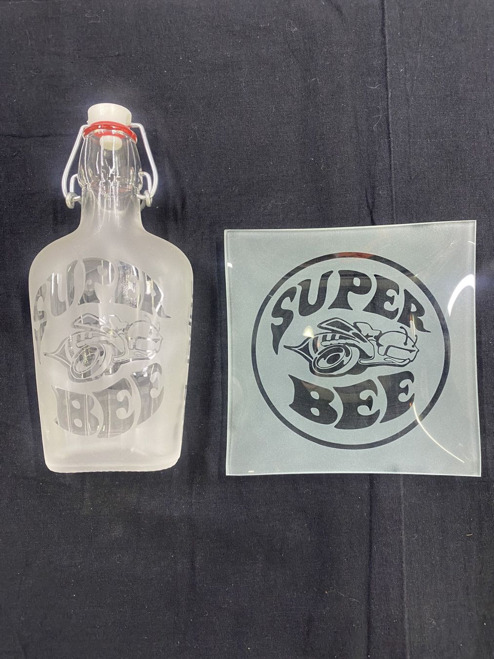 Dodge Accessori per altri veicoli: Dodge Super Bee Flasche mit Teller Set Neu – Nuovo (secondo la descrizione) da Rüti ZH venduto da 2005kohler