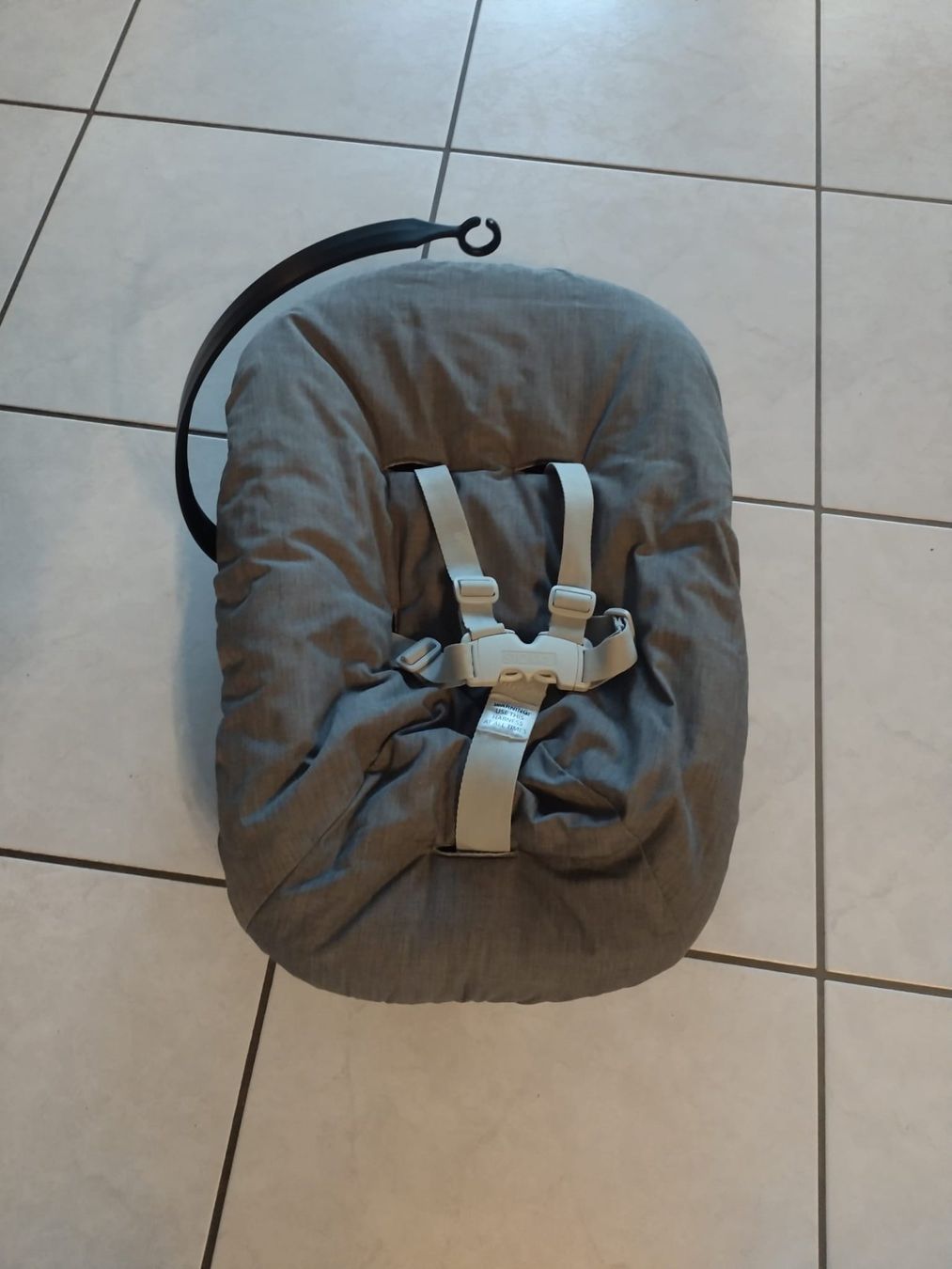 Stokke Seggioloni: Stokke Newborn Set mit Spielzeughalter – Usato da Wichtrach venduto da dadaba