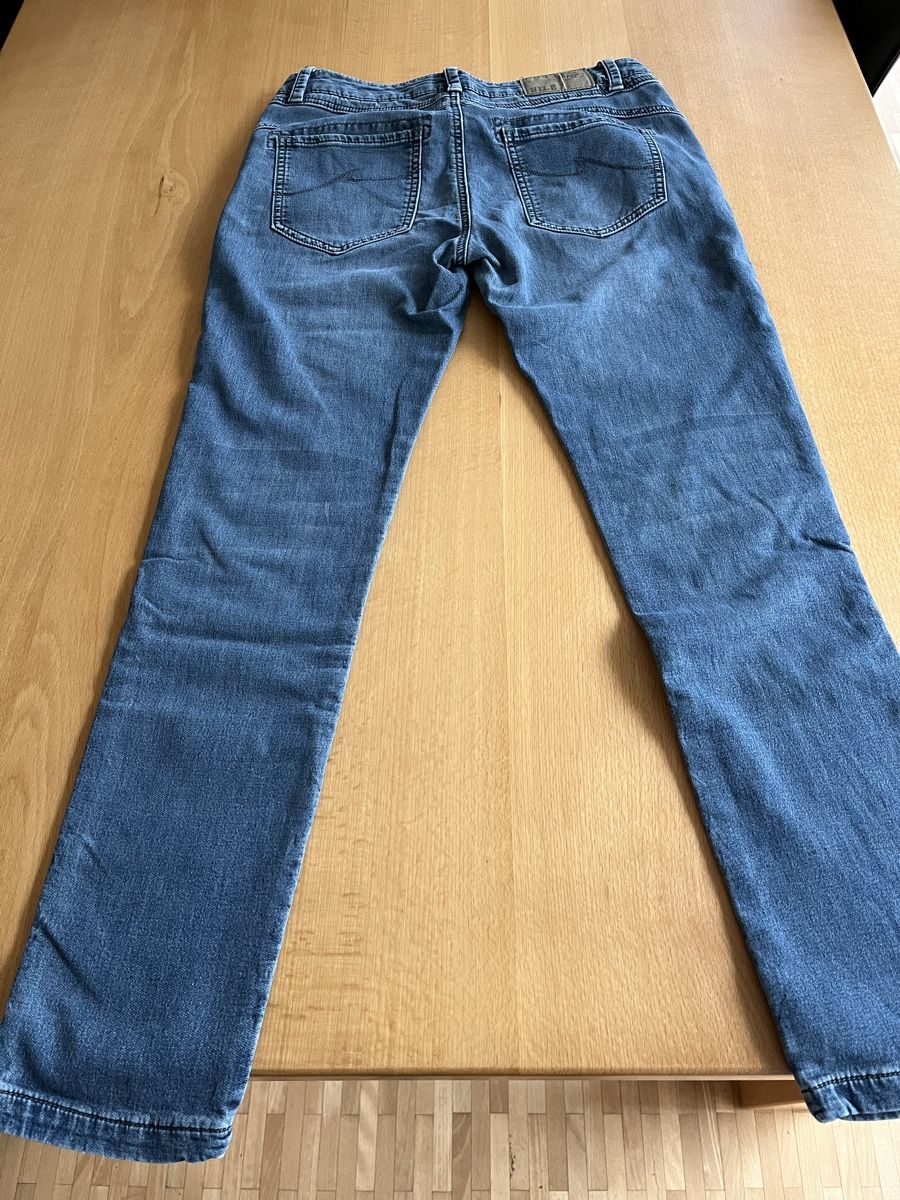 Jeans: Jeans Damen – Gebraucht aus Kirchberg SG von MB409_4x4 1