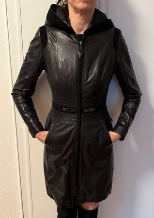 Elegante Ledermantel mit Kapuze, schwarz, Grösse 48/L