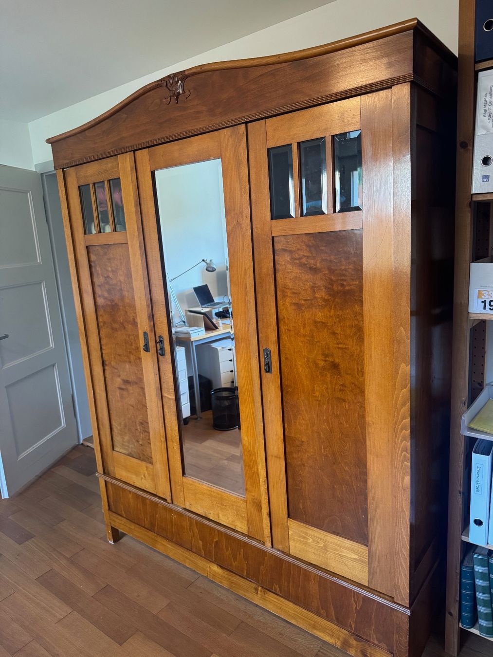 Armadi: antiker Schrank – Usato da Winterthur venduto da Kae234 4