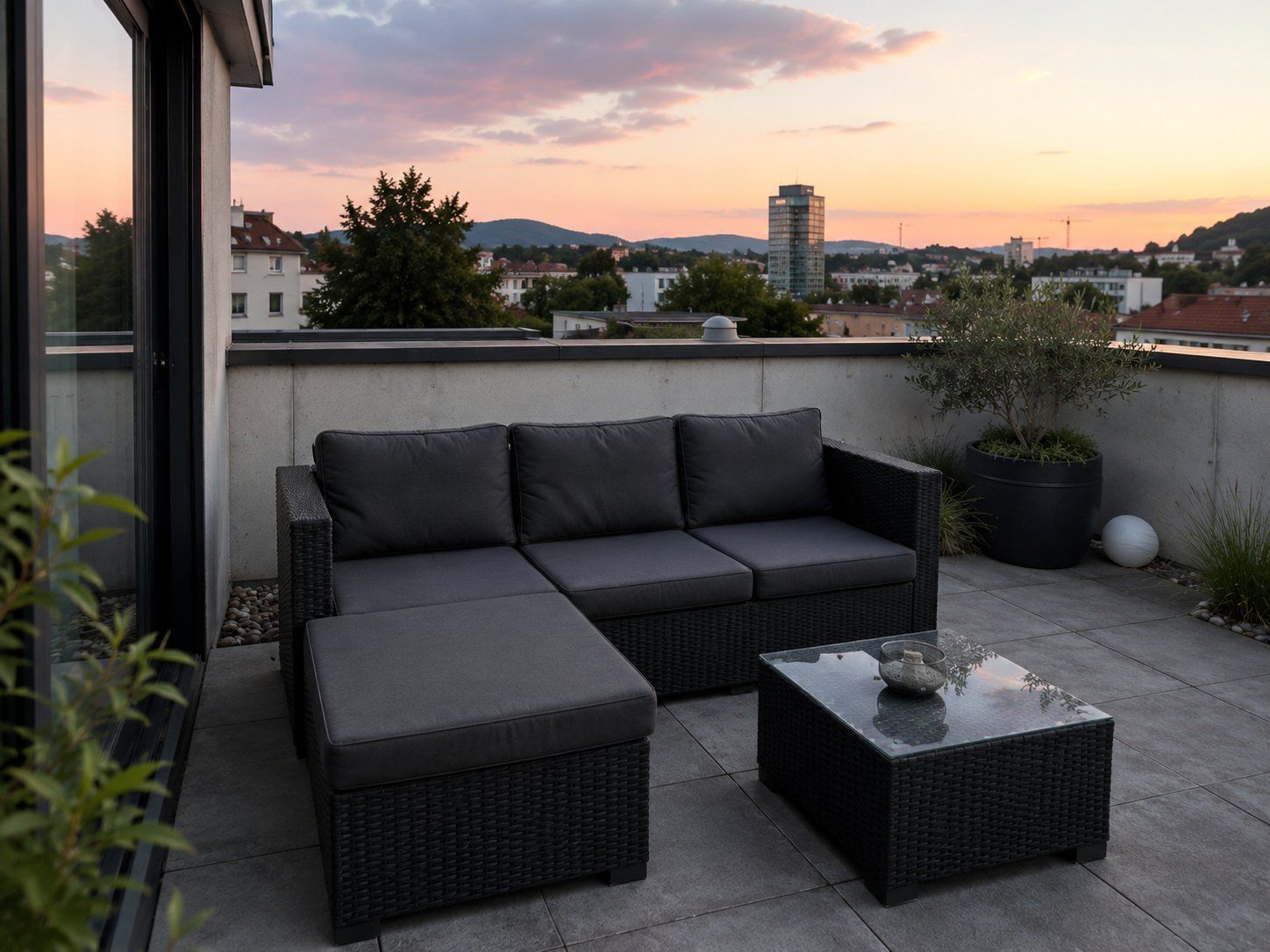 Divani: Balkon Rattan-Ecklounge mit Tisch – Usato da Allenwinden venduto da Zuger89