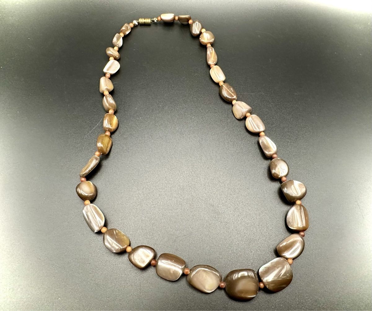 Catenine: Alte Halskette aus braunem Perlmutt – Usato da Lamone venduto da LaCantinaMagica 4