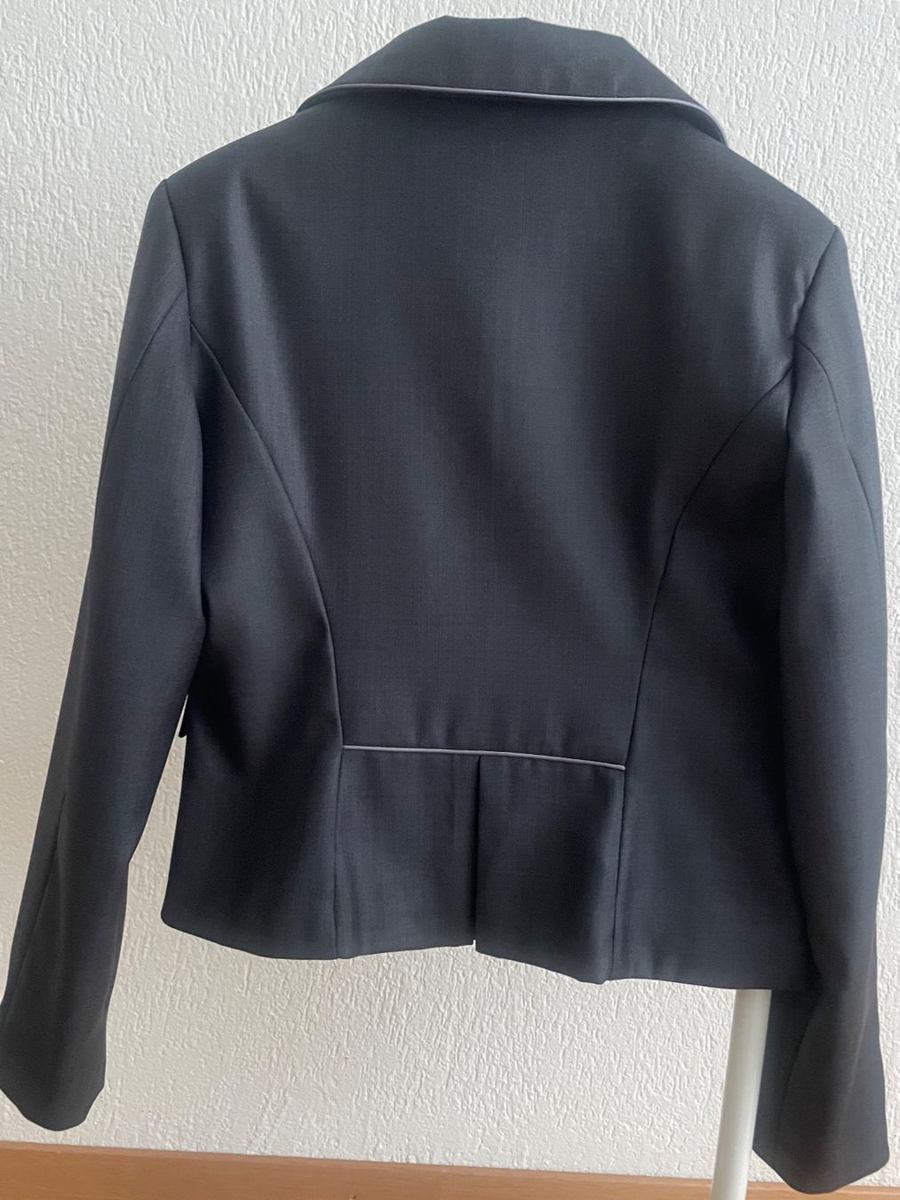 Jacken: Eleganter Damenblazer Gr. 38 dunkelgrau tailliert – Gebraucht aus Zürich von Maggi1980 1