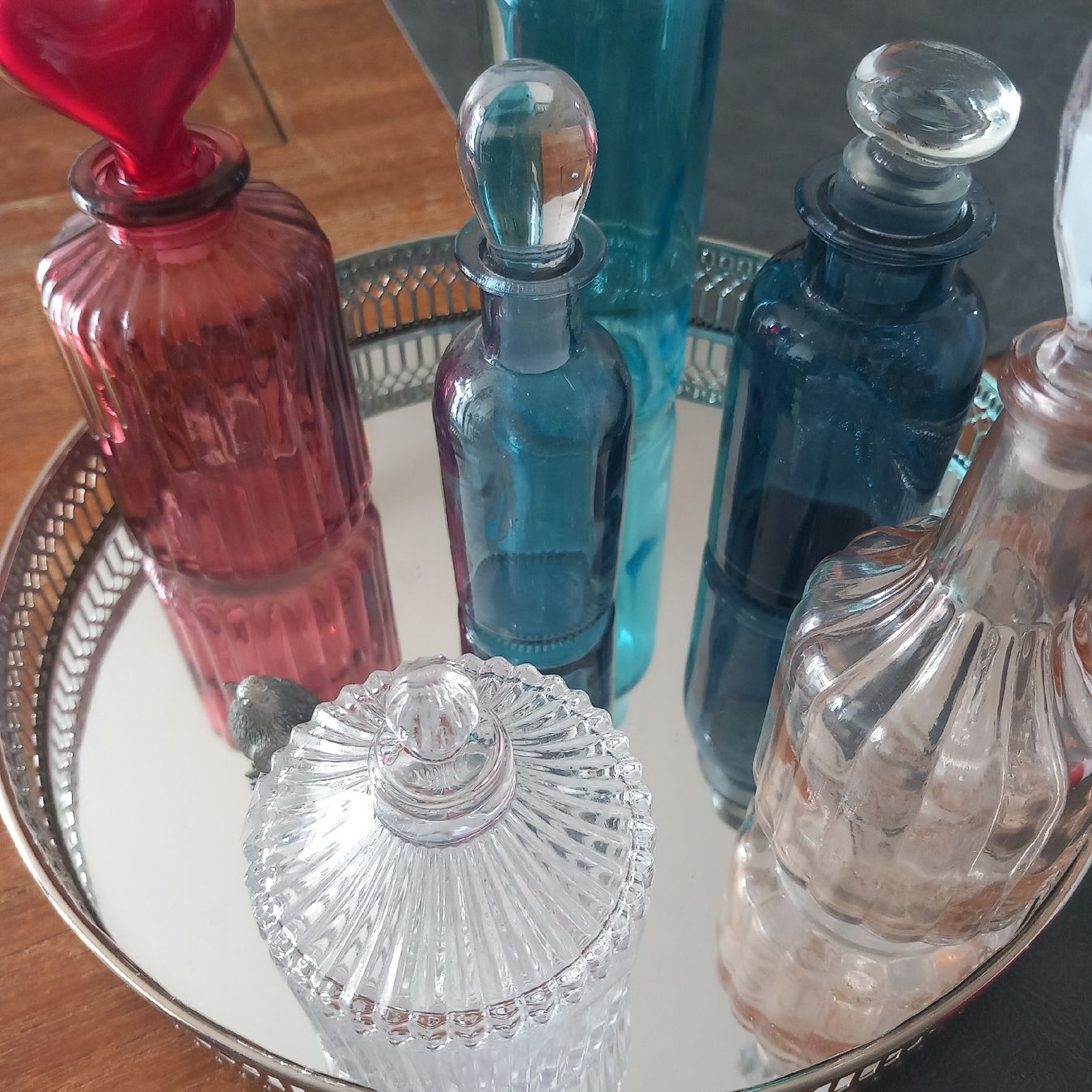 Flacons: Sechs Glas Flacons mit Spiegelplateau – Gebraucht aus Aegerten von gismolini
