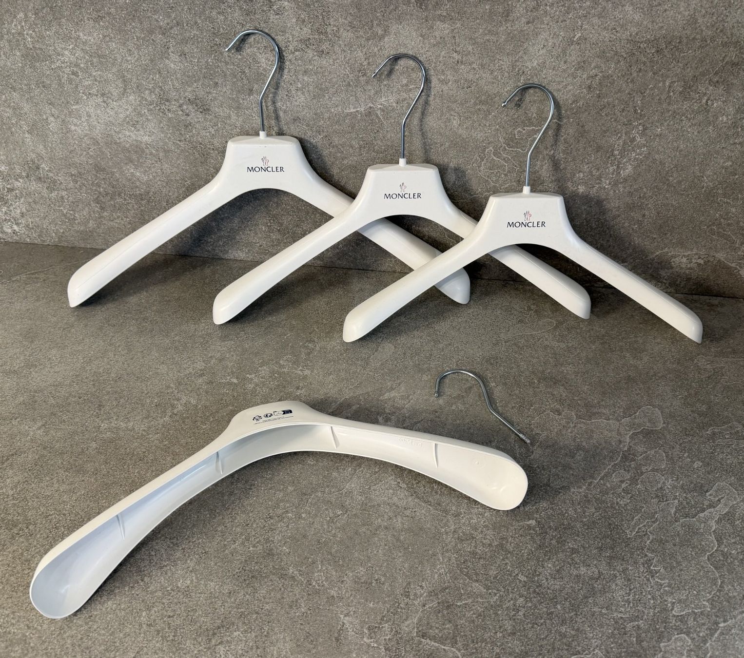 Appendiabiti: MONCLER Kleiderbügel im 4er Set  ... – Nuovo e nell'imballaggio originale da Chur venduto da Papageibarsch77 2