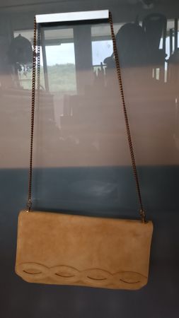 Elegante Bally Wildleder Handtasche mit Goldkette
