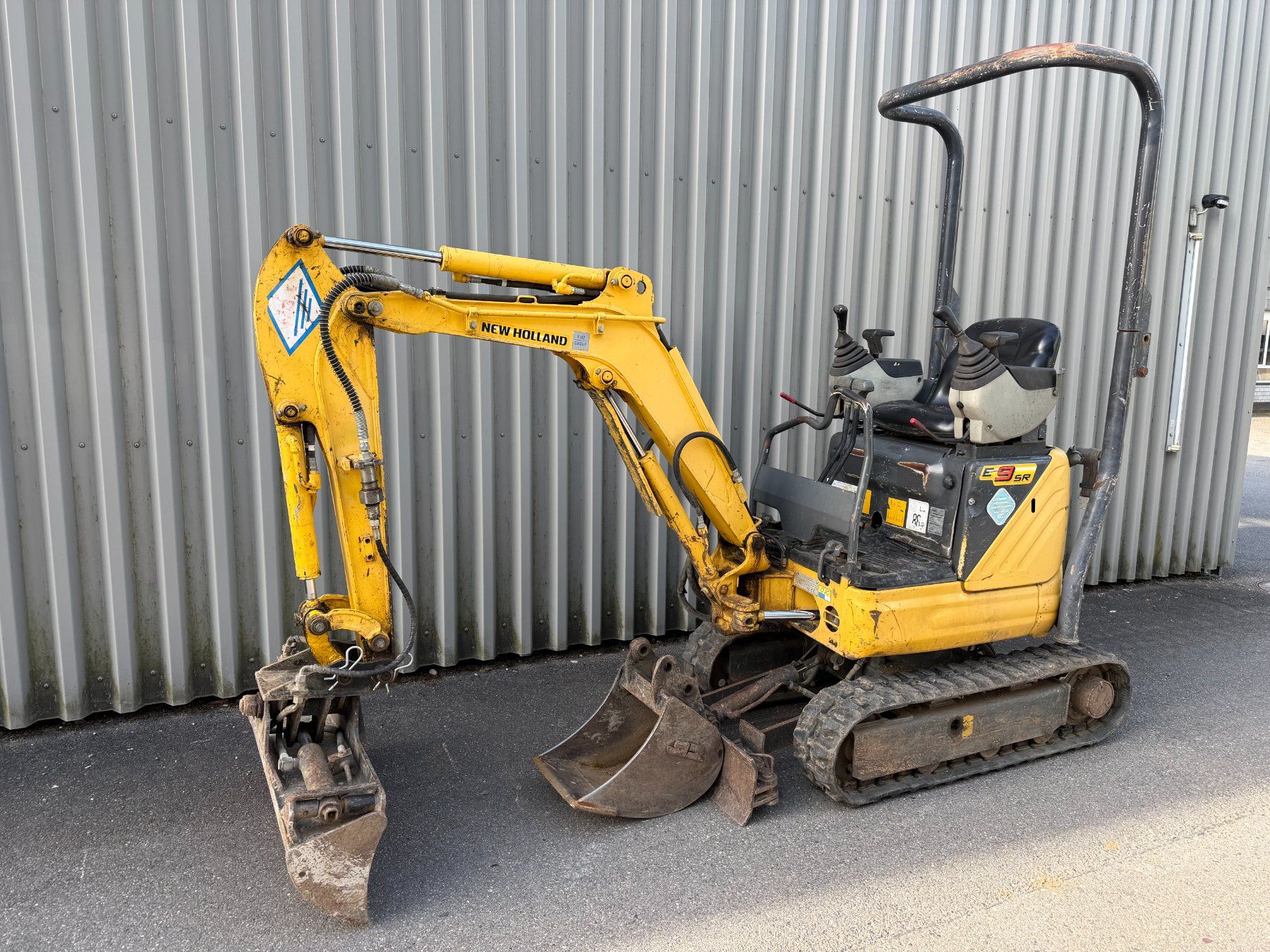 New Holland Escavatori: New Holland Kobelco E9SR, Bagger, Raupenbagger, Baumaschine – Usato da Jona venduto da tsbm2 1