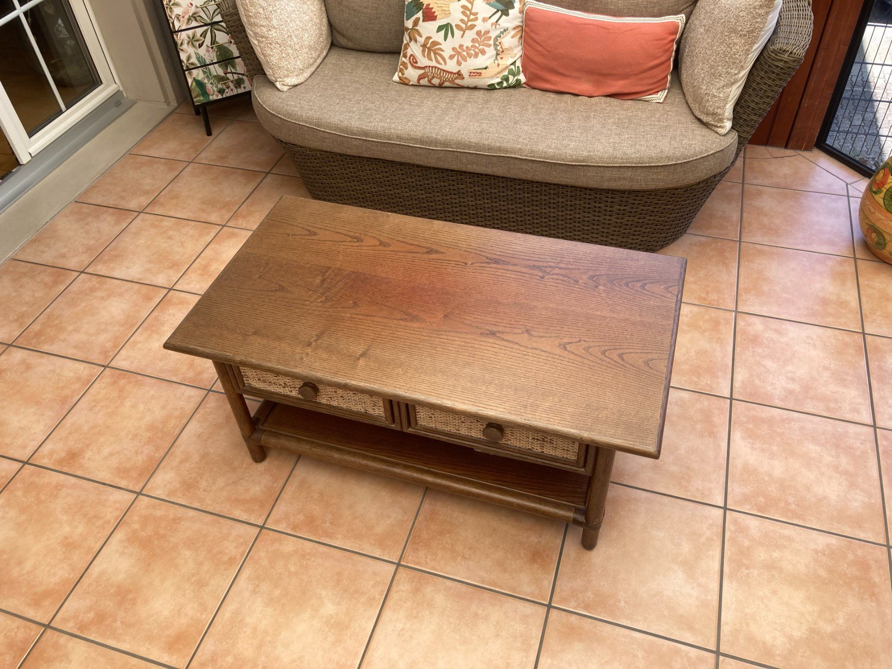 Tavoli: Vintage Rattan & Solid Wood Coffee Table with 2 Drawers – Usato da Crissier venduto da GOGOBABAY 1