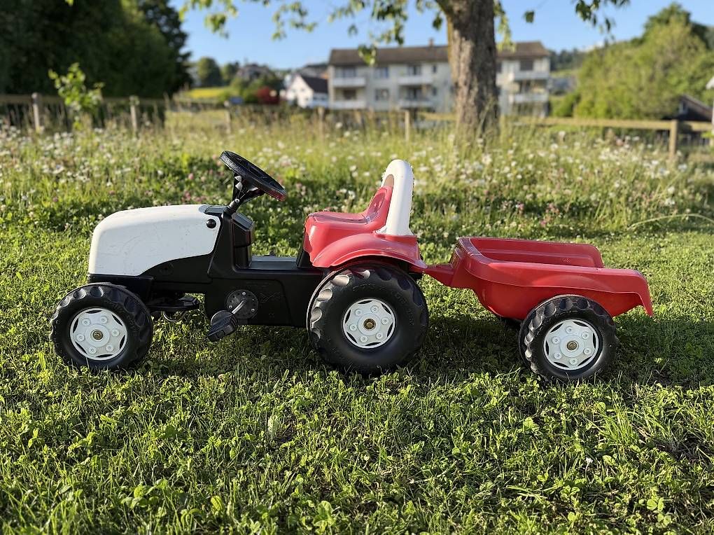 Fahrzeuge für Kinder: Spielzeug Traktor mit gratis Anhänger dazu – Gebraucht aus Stäfa von Tschimmen