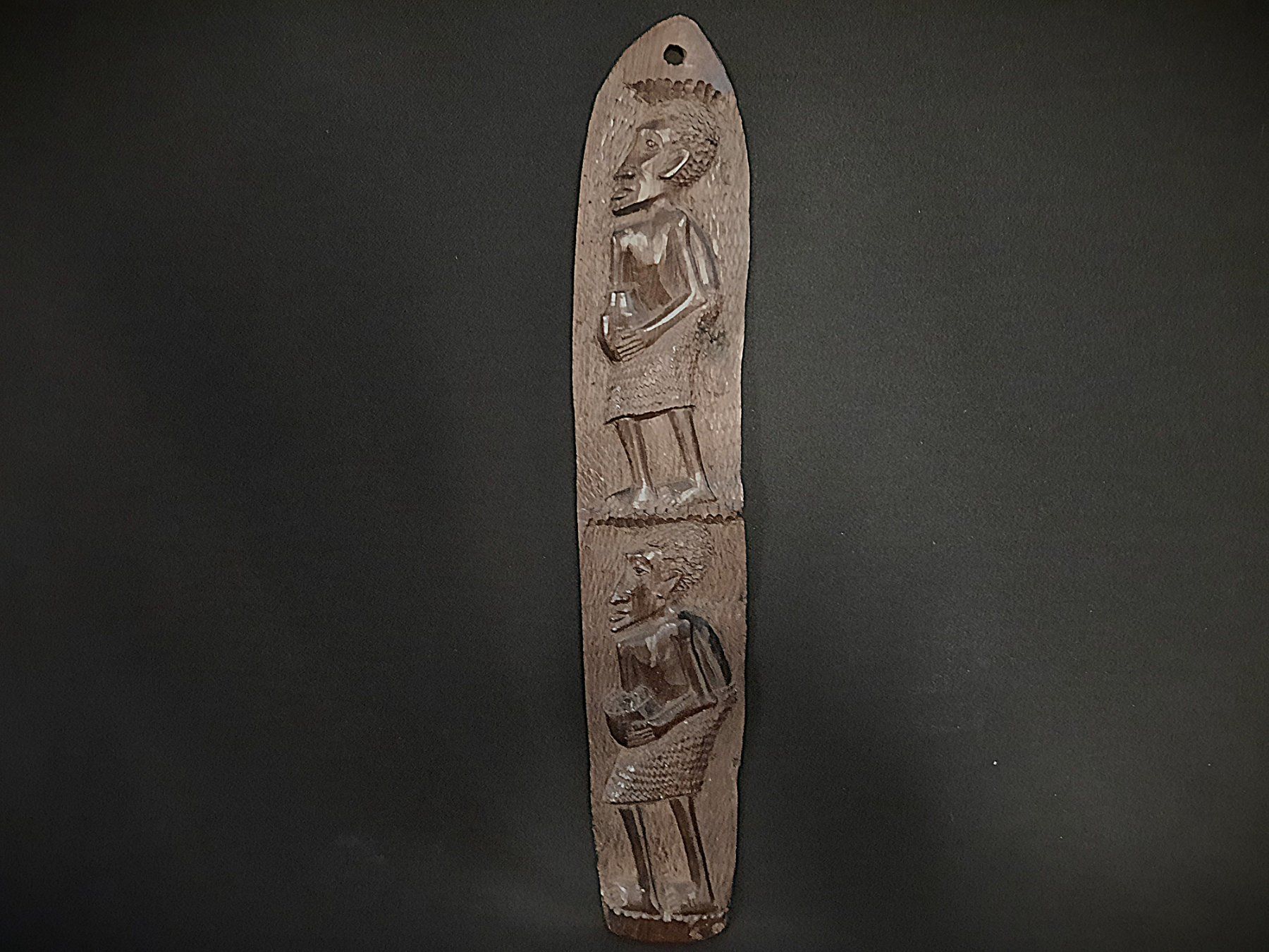 Skulpturen & Statuen: Afrikanisches Relief auf Ebenholz Schild – Gebraucht aus Beinwil am See von Restwert_Beinwil
