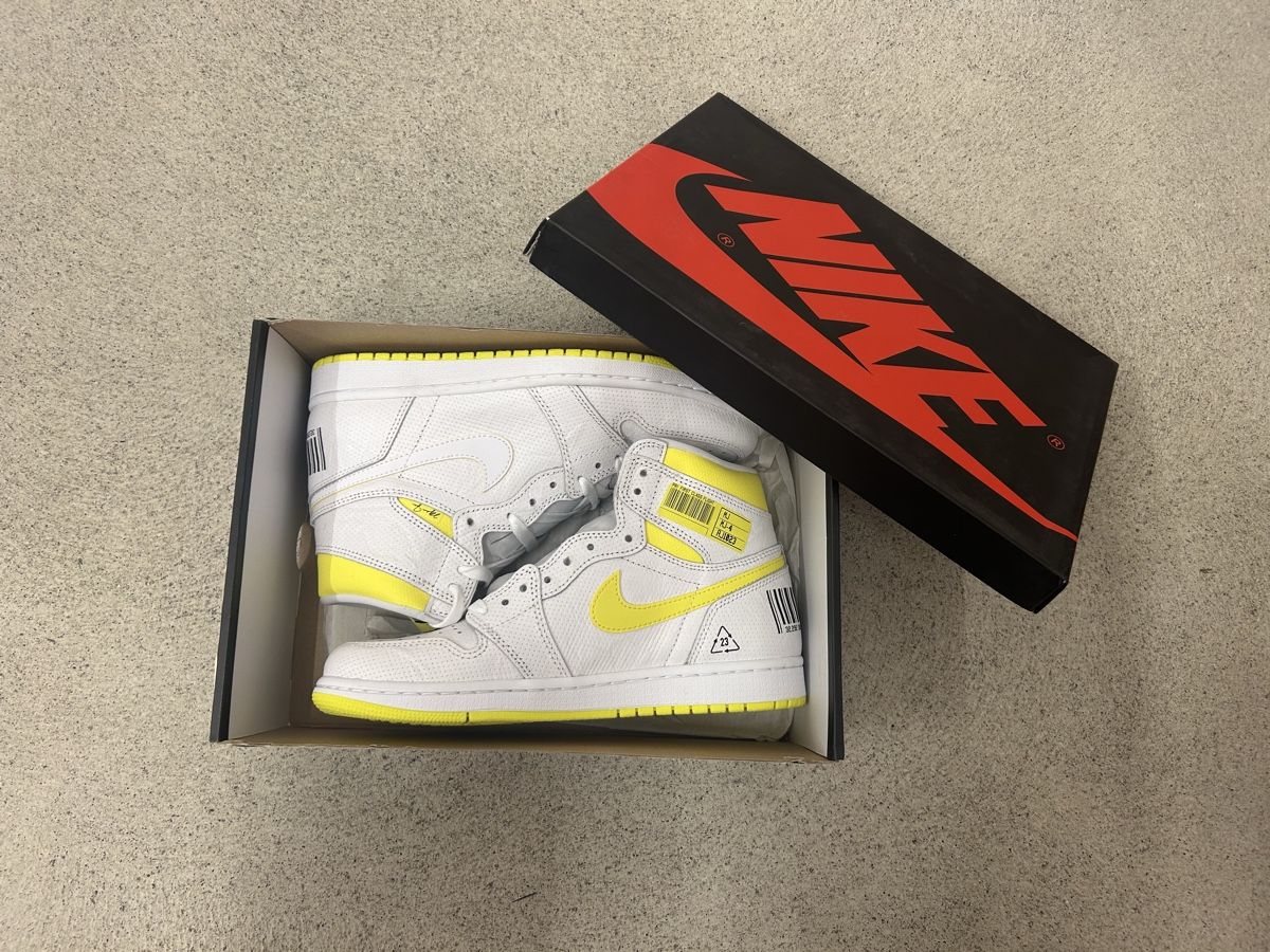 Jordan Herrenschuhe: Nike Air Jordan 1 High First Class Flight White/ Yellow – Neu und originalverpackt aus St.Gallen von y.vrn1