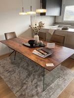 Edler Nussbaum Massivholztisch mit Glasbeinen + Stühle