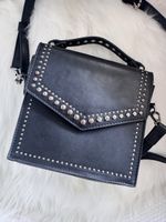 Damen Tasche schwarz Nieten Schultertasche guter Zustand