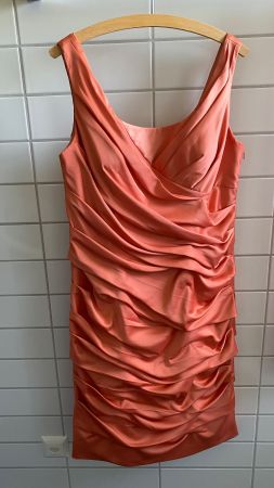 Elegantes Abendkleid mit Stola in besonderer Lachsfarbe