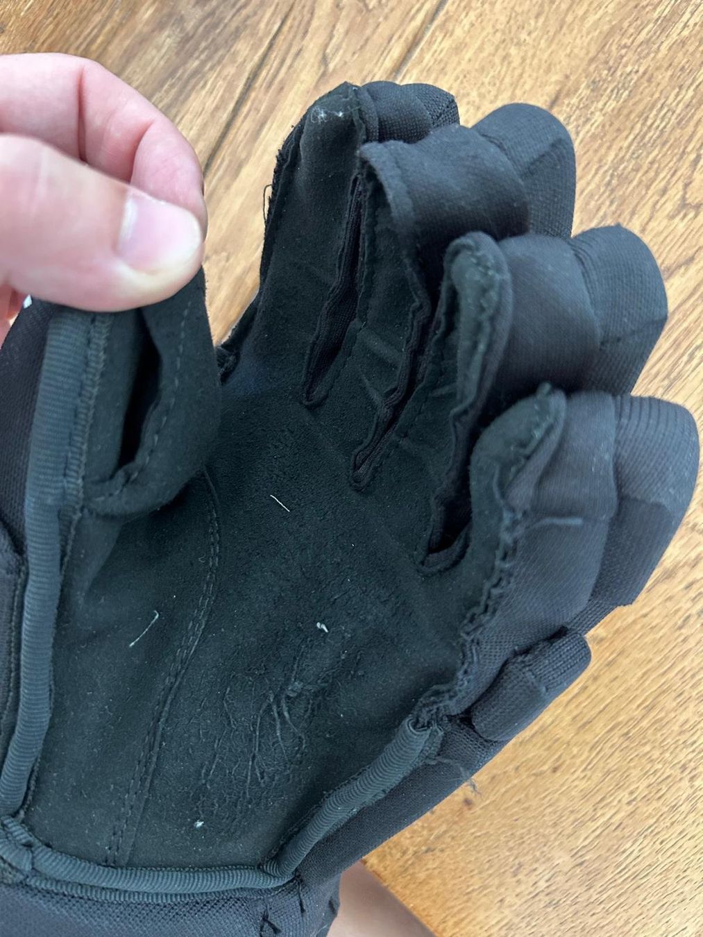 Ccm Altri accessori da uomo: CCM Tack Ice Hockey Gloves - 14" – Usato da Cham venduto da 9inches 2
