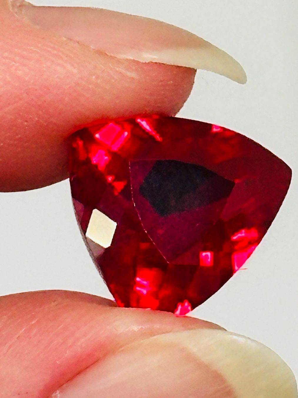 Pietre preziose: Trillion Cut 12.60 Ct Certified – Nuovo e nell'imballaggio originale da Genève venduto da AGBERG 5