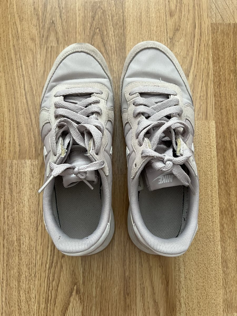 Nike Scarpe da donna: Nike Sneaker Damen 40 violett/weiss – Usato da Embrach venduto da selviv 1