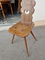 Antiker Holzstuhl mit Herz - Bauernstuhl, Stabelle uralt