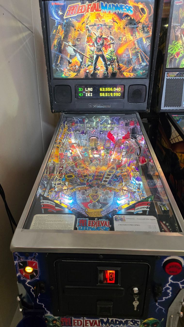 Stern Pinball Flipper: Flipper Bally Williams Medieval Madness mit Garantie !! – Usato da Fribourg venduto da japanaddict